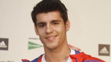 &Aacute;lvaro Morata posa con la Bota de Oro que ha ganado en el Europeo Sub-21.