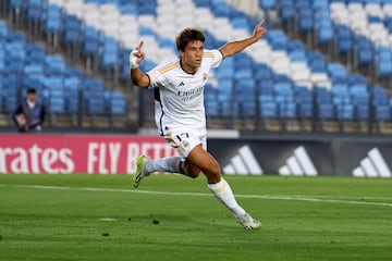 Gonzalo celebra uno de sus goles al Melilla.
