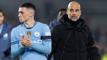 Phil Foden y Pep Guardiola, jugador y entrenador del Manchester City, tras un partido.