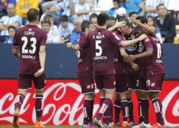 El delantero del Deportivo Oriol Riera, celebra con sus compañeros el gol marcado al Málaga