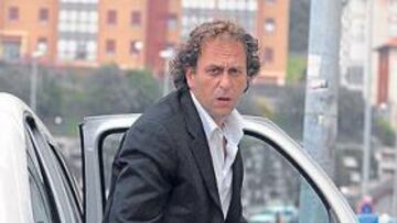 <b>COMIENZA EL BAILE. </b>José Seguí, representante de Juanra, cazado llegando a las oficinas del Racing.