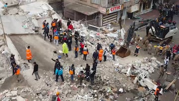 Rescuers search for survivors through the rubble in Sanliurfa, on February 6, 2023, after a 7.8-magnitude earthquake struck the country's south-east. - At least 284 people died in Turkey and more than 2,300 people were injured in one of Turkey's biggest quakes in at least a century, as search and rescue work continue in several major cities. (Photo by AFP) (Photo by STR/AFP via Getty Images)