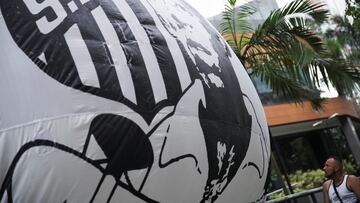 Hinchas hacen vigilia frente a hospital para pedir por la salud de Pelé