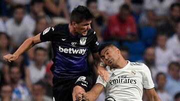 Casemiro y Guido Carrillo disputan un bal&oacute;n en el Real Madrid-Legan&eacute;s.