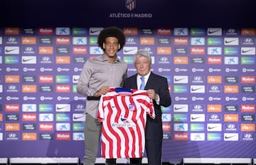 Axel Witsel ha sido presentado como nuevo jugador del Atlético de Madrid junto con el presidente del club, Enrique Cerezo, y el exfutbolista rojiblanco y leyenda del club, Manolo.