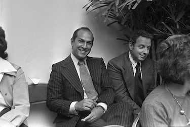 Óscar Arístides de la Renta Fiallo (1932-2014)​ fue un diseñador de moda dominicano. Recibió importantes premios y con el paso de los años diversificó sus creaciones a muchas áreas del diseño. Además, estuvo vinculado a su país natal a través de diferentes actividades benéficas. De la Renta fue discípulo de Balenciaga y Antonio Castillo. Alcanzó la fama internacional en la década de 1960, como uno de los diseñadores de Jacqueline Kennedy