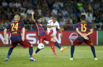 Mariano disputa el balón con Pedro.