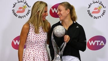 Angelique Kerber, con Arantxa Sanchez Vicario y con su trofeo de n&uacute;mero uno.