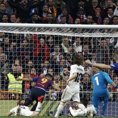 El Madrid hace un sondeo sobre el mejor gol de febrero y gana el autogol de Varane ante el Barça