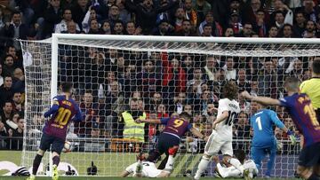 27/02/19 PARTIDO DE COPA DEL REY SEMIFINAL VUELTA REAL MADRID - BARCELONA
SEGUNDO GOL VARANE PROPIA PUERTA 0-2