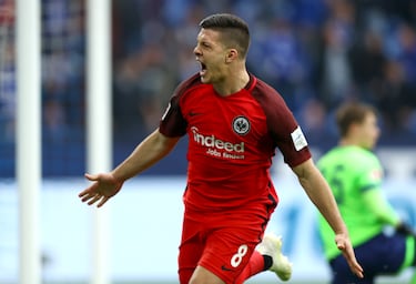 En Alemania se destapó como un depredador del área, con goles decisivos y un instinto que sorprendió a toda la Bundesliga. Su rendimiento en el Eintracht lo convirtió en uno de los delanteros más cotizados de Europa, llevando al Real Madrid a pagar 63 millones de euros por el punta serbio. 