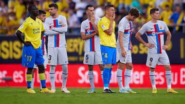 Los jugadores del Cádiz y del Barça, sobre el césped del Nuevo Mirandilla.