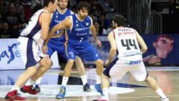 Pepe Pozas disputa la posición ante la defensa Víctor Sada.