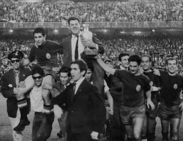 Los jugadores de España sacan a hombros al seleccionador José Villalonga, en el Bernabéu, tras conquistar la Eurocopa de 1964.