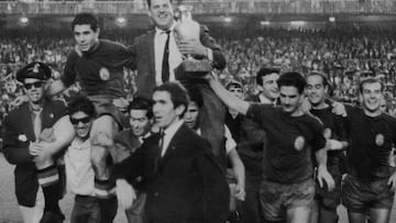 Los jugadores de España sacan a hombros al seleccionador José Villalonga, en el Bernabéu, tras conquistar la Eurocopa de 1964.