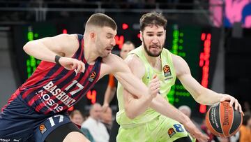 VITORIA, 30/01/2025.- El alero griego del Baskonia Nikos Rogkavopoulos (i) lucha con Darío Brizuela, del Barça, durante el partido de la jornada 24 de la EuroLiga que Baskonia y Barça disputan este jueves en el Fernando Buesa Arena de Vitoria. EFE/ ADRIÁN RUIZ HIERRO