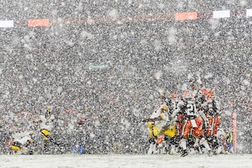 Todavía en el tercer cuarto, la nevada era tan grande, que hacía perder visibilidad en el estadio. Además de añadir la dificultad al juego.