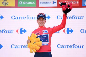 Remco Evenepoel de B¨¦lgica en el podio con el maillot rojo de l¨ªder de la carrera.