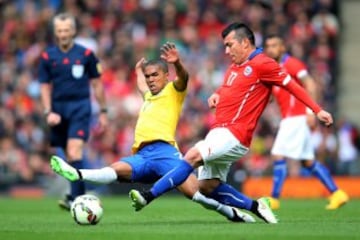 Gary Medel lucha la pelota con Douglas Costa.