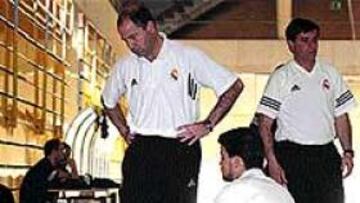 <b>RECLUIDOS.</B> Imbroda concentró a su plantilla para intentar salir de la crisis.