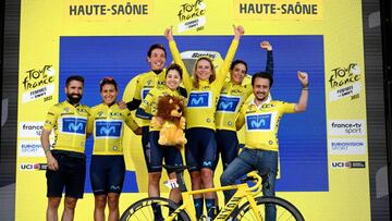 Equipo del Movistar, en el podio final del Tour de Francia femenino.