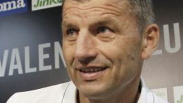 Djukic en rueda de prensa.