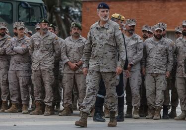 El Rey Felipe VI, en su segundo viaje a la Comunidad Valenciana tras el paso de la DANA, visita  las unidades militares desplegadas para las ayudas a los afectados por la tragedia y los centros desde donde se coordina esta asistencia en la Base Militar Jaime I en Bétera, Valencia.