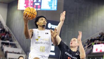 El pívot bosnio del Covirán Granada Amar Alibegovic (d) defiende al alero estadounidense del San Pablo Burgos, Jermaine Samuels, durante el partido de la Liga Endesa de baloncesto que se disputa este sábado en el Palacio de Deportes de Granada.