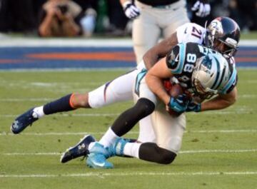 Greg Olsen placado por Aqib Talib.