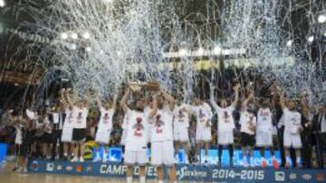Llull y Felipe Reyes, con la copa de campeones de Liga.