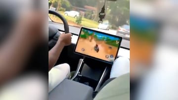 Cumple el sueño de cualquier gamer: instala un 'Mario Kart' en su Tesla y lo conduce en el coche