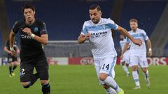 Riza Durmisi conduce el bal&oacute;n durante el partido entre el Lazio y el Olympique de Marsella de la Europa League.