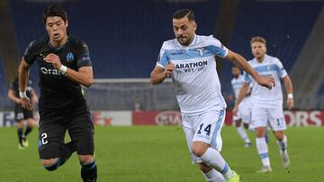 Riza Durmisi conduce el bal&oacute;n durante el partido entre el Lazio y el Olympique de Marsella de la Europa League.