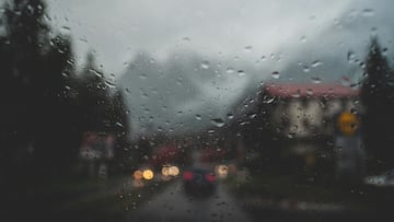 Así es el lavaparabrisas antilluvia e insectos top ventas de Amazon (protege el circuito del limpiaparabrisas) y está disponible en su página web.