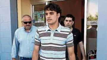 <b>MUCHO TRASIEGO. </b>Las oficinas del Levante recibieron ayer la visita de la práctica totalidad de la plantilla. Rubiales acudió acompañado de dos abogados de la AFE y, además, también acudió Juan de Dios Crespo. Pedro León, que manifestó que quiere marcharse, acudió acompañado por su padre, su agente y Mehmet, ayudante de Bayram Tutumlu.