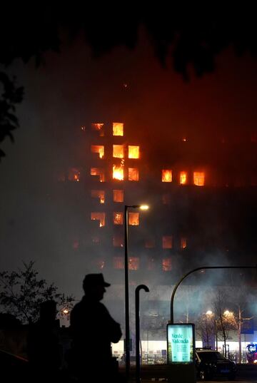 Un incendio de grandes dimensiones arrasa un edificio de 14 plantas generando una gran columna  de fuego y una densa humareda dificultano a los bomberos las labores de extición.