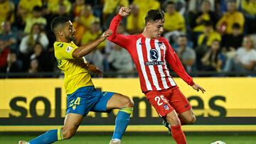 Atletico Madrid's Spanish midfielder #25 Rodrigo Riquelme is challenged by Las Palmas' Spanish forward #24 Francisco Jesus 'Pejino' during the Spanish league football match between UD Las Palmas and Club Atletico de Madrid at the Gran Canaria stadium in Las Palmas de Gran Canaria on November 3, 2023. (Photo by JAVIER SORIANO / AFP)