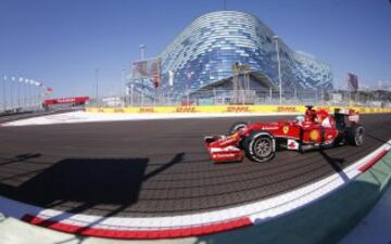 El español Fernando Alonso en acción durante el segundo entrenamiento libre para el Gran Premio de Rusia.