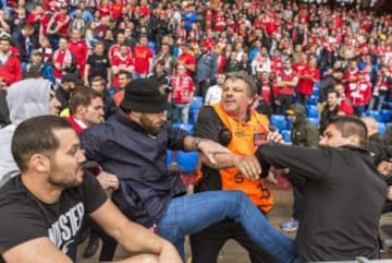 Incidentes entre los hinchas de Liverpool y Sevilla en Basilea