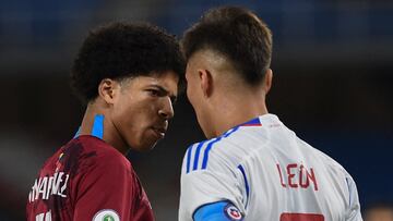 Venezuela's David Martinez and Chile's Maicol Leon react during their South American U-20 championship group B first round football match, at the Pascual Guerrero Stadium in Cali, Colombia, on January 28, 2023. (Photo by JOAQUIN SARMIENTO / AFP)