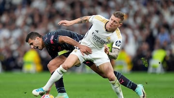 Toni Kroos y Rodri pelean un balón en el Real Madrid - Manchester City de la pasada temporada.