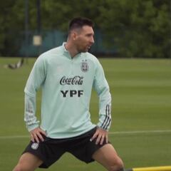 Messi luce sonriente en su primer entrenamiento con Argentina