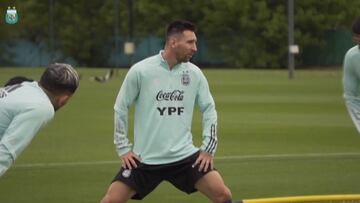 Messi luce sonriente en su primer entrenamiento con Argentina