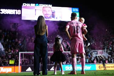 Jordi Alba visualiza un video con su familia durante la ceremonia de retiro tras el partido entre el Inter Miami CF y el Atlanta United de la MLS en el Chase Stadium.