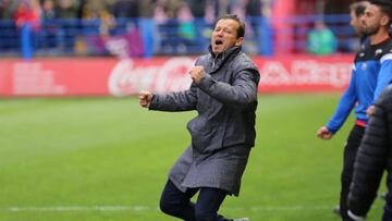 Manuel Mosquera, entrenador del Extremadura, celebra el triunfo contra el Almería.