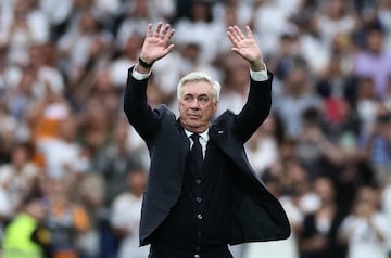Emocionante despedida de la afición en el Bernabéu a Carlo Ancelotti. 