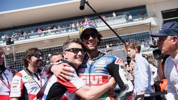 Lucio Cecchinello celebrando con Álex Rins en Austin