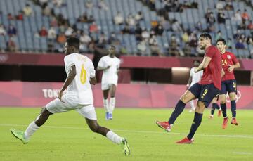 Quinto gol para España, hat-trick para Rafa Mir