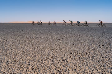 Un grupo durante una de las etapas por el pedregoso desierto.