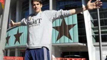 <b>EL PALACIO, EN SUS MANOS. </b>Carlos Suárez, con 2,20 m de envergadura, posó ayer así en la Avenida de Felipe II, delante del Palacio.